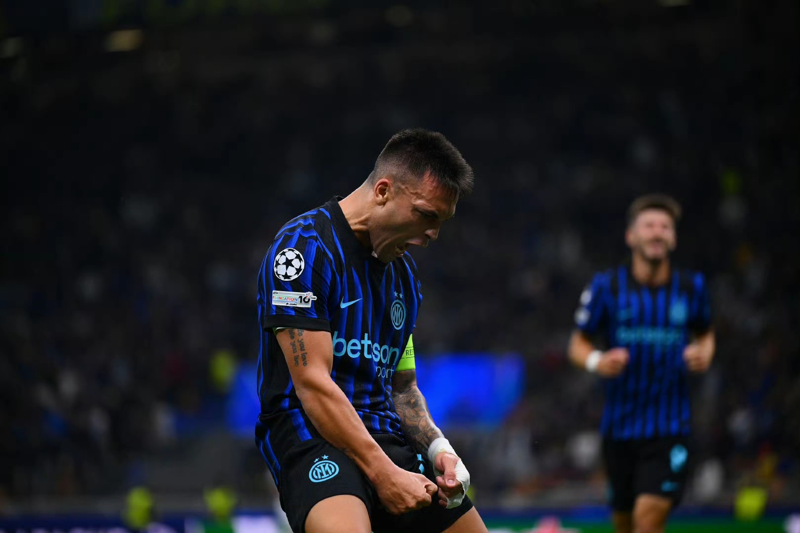 拜仁横扫国际米兰，凯恩点燃赛场