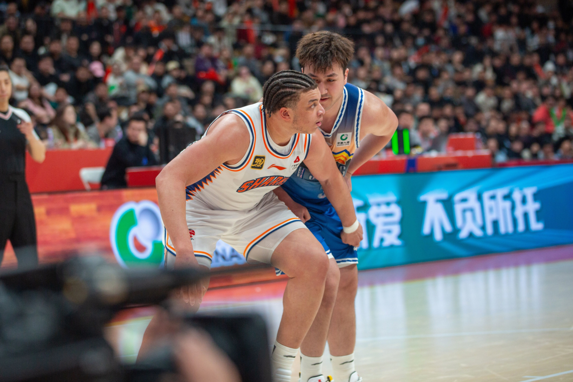 鹈鹕险胜上海队，麦科勒姆扛起全队